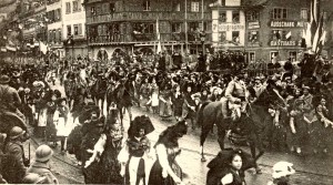 1918 Un Général et son Etat-Major escortés par de jeunes Alsaciennes en costume régional