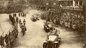 1918 25 nov Les voitures du cortège, Place de la Cathédrale