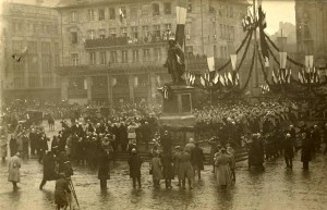 Libération Strasbourg 1918 Statue de Kléber - drapeaux - photographes - officiels